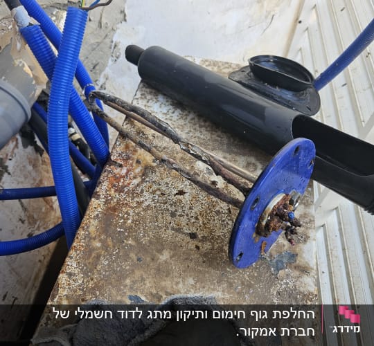 חלקי דוד שמש עם צינורות כחולים וחוטי חשמל